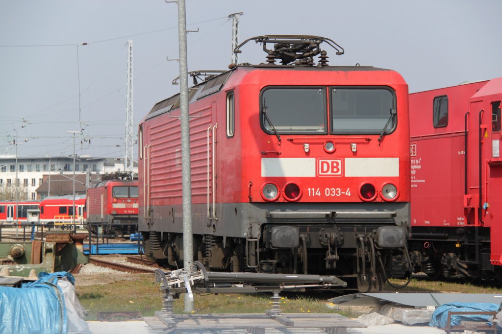 114 033-4 abgestellt im BW Rostock Hbf im Hintergrund steht die Kieler Lady 112 146-6.20.04.2012