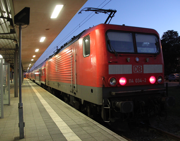 114 034-2 mit RE18591 von Warnemnde nach Berlin Hbf(tief)kurz vor der Abfahrt im Bahnhof Warnemnde.16.10.2011