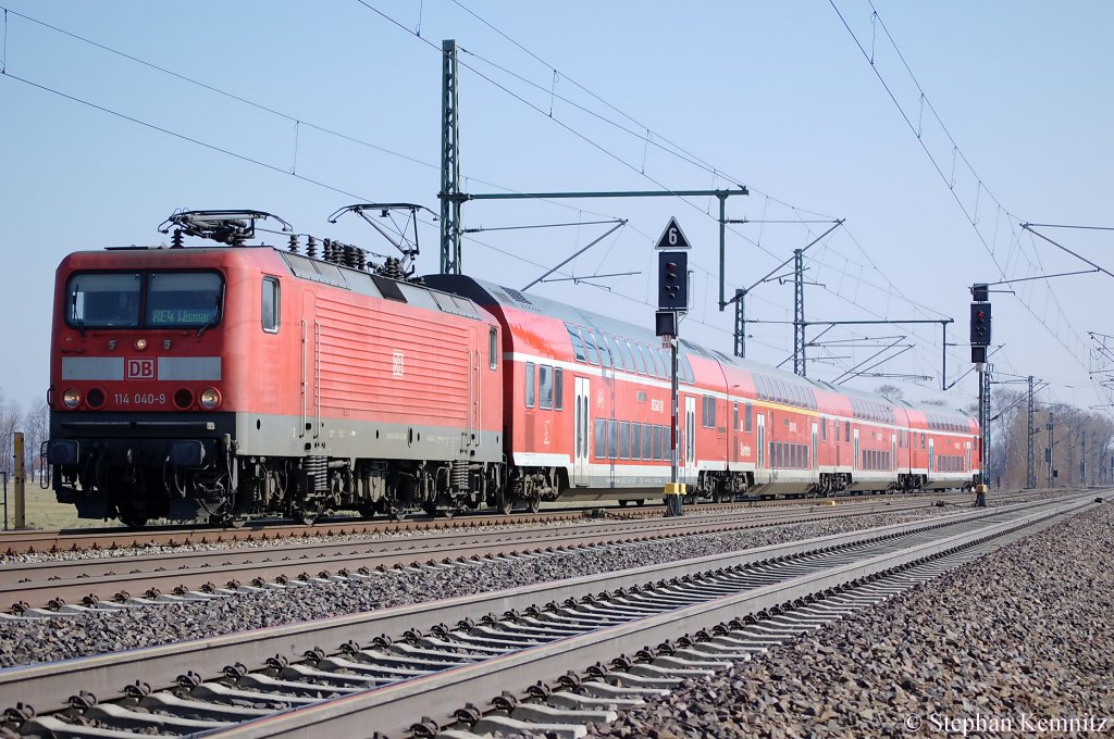 114 040-9 mit dem RE4 (RE 37312) nach Schwerin Hbf in Friesack(Mark). 22.03.2011