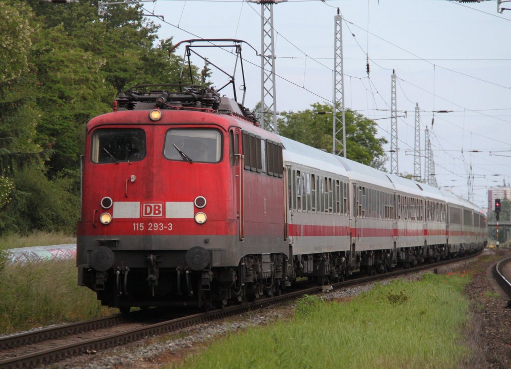 115 293-3 mit DZ 2680 von Warnemnde nach Berlin-Lichtenberg bei der Durchfahrt in Rostock-Bramow.17.06.2012