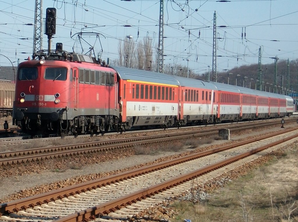 115 350 und der EC 379 Binz-Brno am 02.April 2010 in seiner ganzen L�nge bei der Ausfahrt aus Bergen/R�gen.