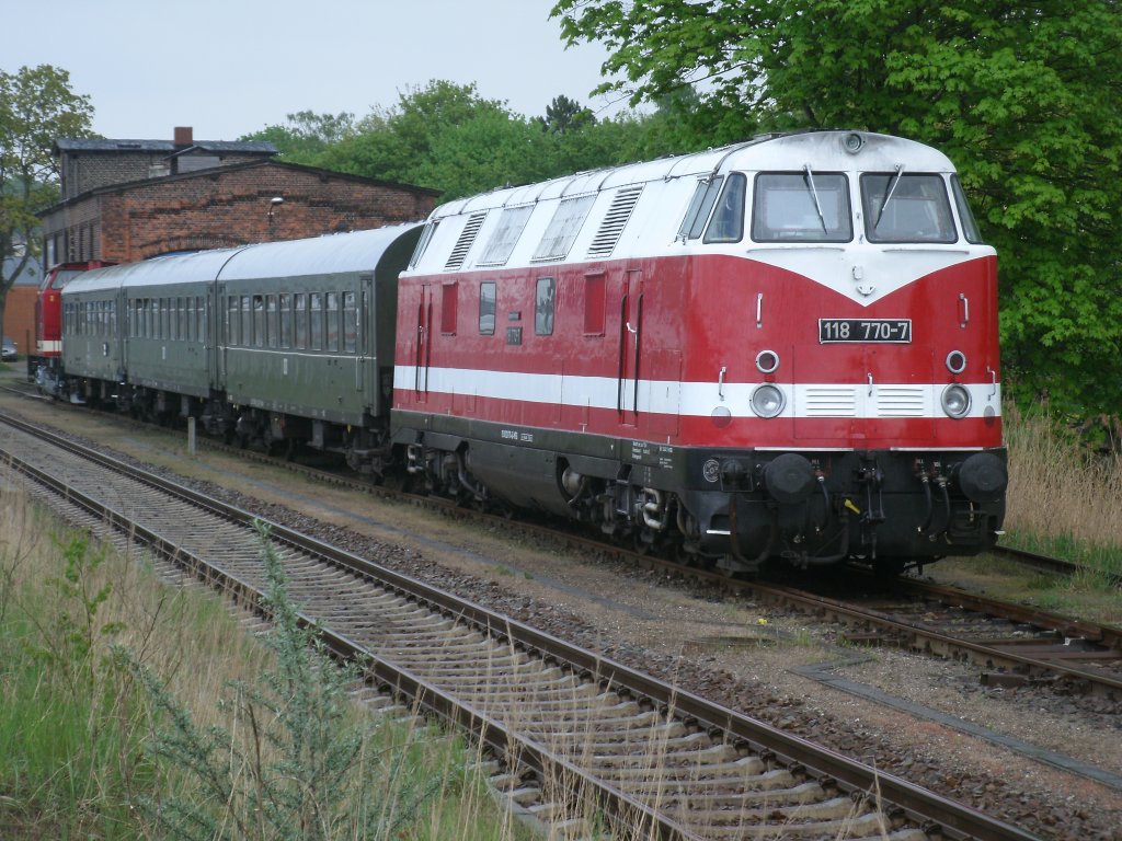118 770-7 und 112 565-7,am 12.Mai 2013,in Bergen/R�gen.