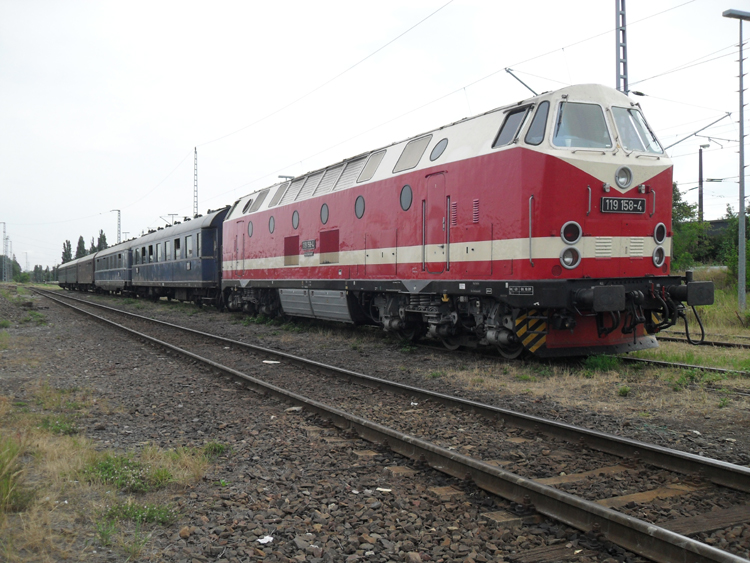 119 158-4 steht mit Sonderzug 88582 von Warnemnde Richtung Berlin-Schneweide im Bahnhof Rostock-Bramow.(07.08.10)