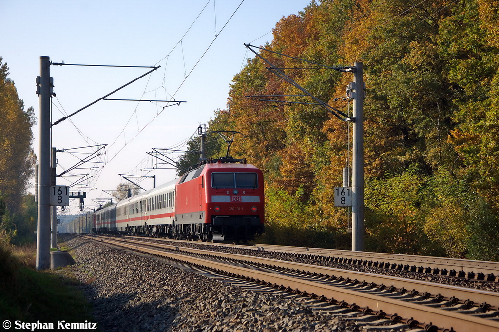 120 101-1 mit dem IC 1995 von Berlin S�dkreuz nach Stuttgart Hbf, bei Nennhausen. Vorne zieht die 120 144-1. 21.10.2012