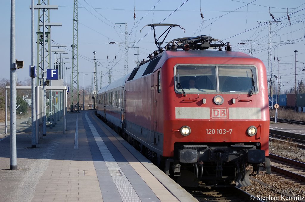 120 103-7 mit dem IC 144 nach Schiphol (Airport) in Stendal. 22.02.2011