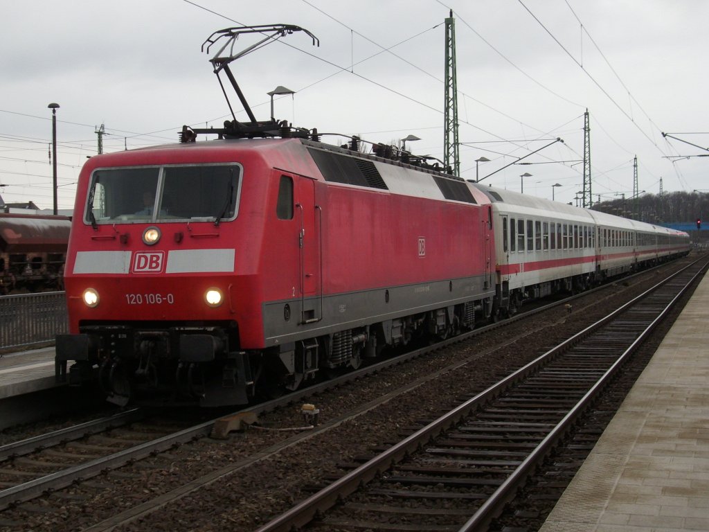 120 106 bespannte am 28.M�rz 2010 den IC Binz-Berlin S�dkreuz als Dieser in Bergen/R�gen hielt.