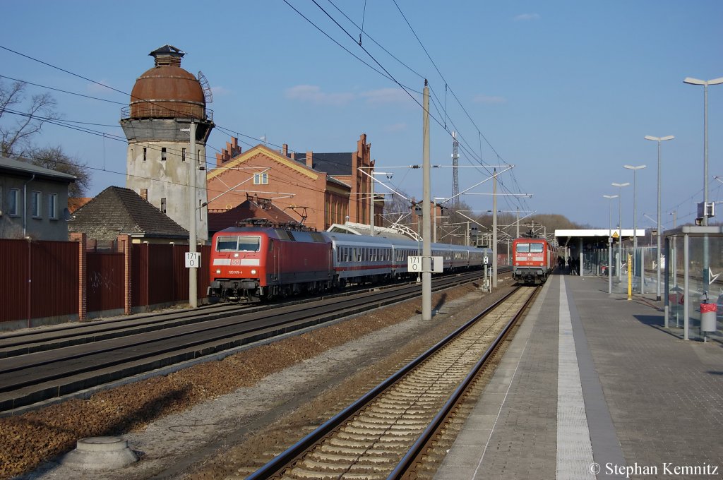 120 109-4 mit dem IC 1225 von Berlin Hbf (tief) nach Kln Hbf in Rathenow. 27.03.2011