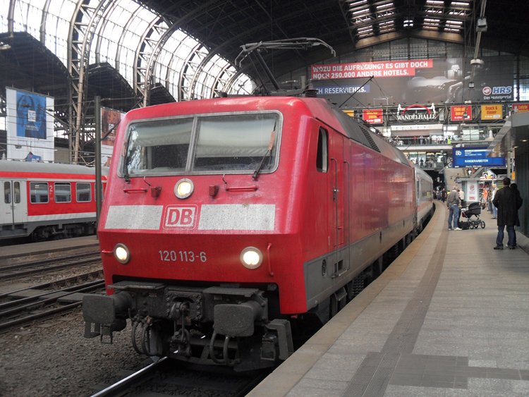 120 113-6 mit IC2120 von Frankfurt(Main)Hbf Richtung Puttgarden kurz kurz nach der Ankunft im Hamburger Hbf.(05.06.10)