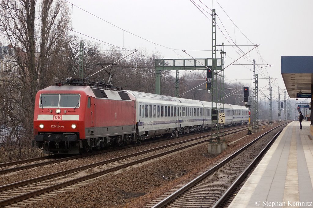 120 114-4 mit einer leeren Berlin-Warschau-Express Garnitur in Berlin Jungfernheide in Richtung Berlin Beusselstrae unterwegs. 18.02.2011