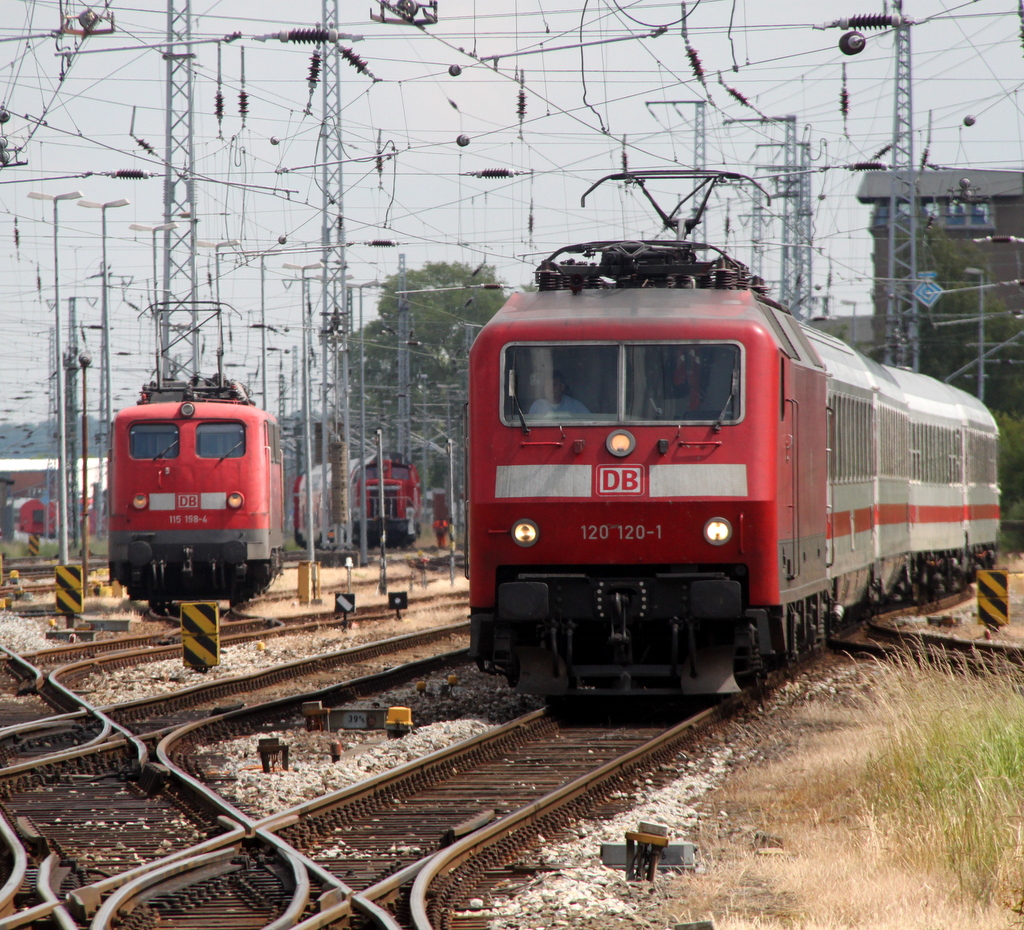 120 120-1 mit IC 1961 von AA nach WSR bei der Einfahrt im Bahnhof WR am 14.06.2013