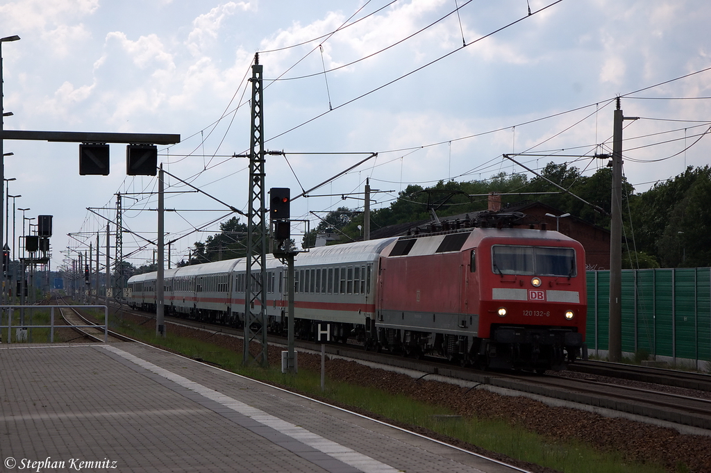 120 132-6 mit dem IC 2803 f�r ICE 559 (KP K�ln 5B+2A) von K�ln Hbf nach Berlin Ostbahnhof in Rathenow. 18.06.2012