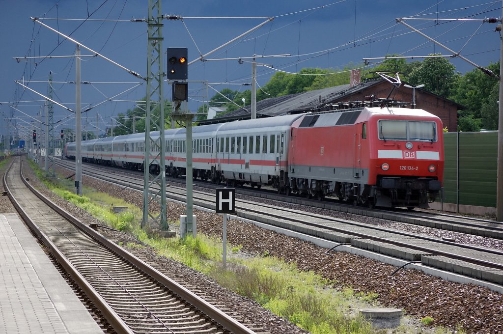120 134-2 mit dem IC 1925 nach K�ln Hbf & IC 1897 nach Stuttgart Hbf in Rathenow. Vorne zieht die 101 115-4 und zusammen fahren sie in ein Unwetter. 30.05.2010