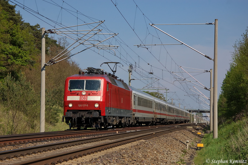 120 137-5 mit dem IC 1923 von Berlin S�dkreuz nach Frankfurt(Main)Hbf, bei Nennhausen. 01.05.2012