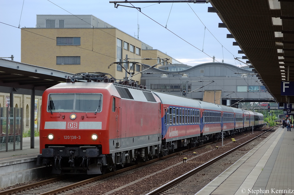 120 138-3 mit dem DZ 2861 von Potsdam nach Warnemnde im Potsdamer Hbf. 20.07.2011