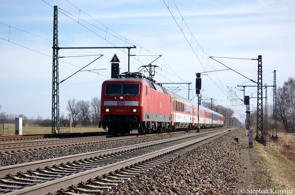 120 141-7 mit dem EC 176 von Brno hl.n. nach Hamburg-Altona in Friesack(Mark). 23.03.2011