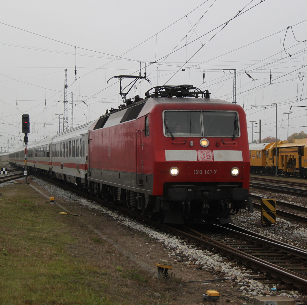 120 141-7 mit IC 2409 von Stralsund Hbf nach Kln Hbf bei der Einfahrt im Rostocker Hbf.21.10.2012