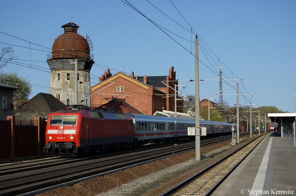 120 151-6 ex  Der ZDF Express  mit dem IC 1225 von Berlin Hbf (tief) nach K�ln Hbf in Rathenow. 10.04.2011