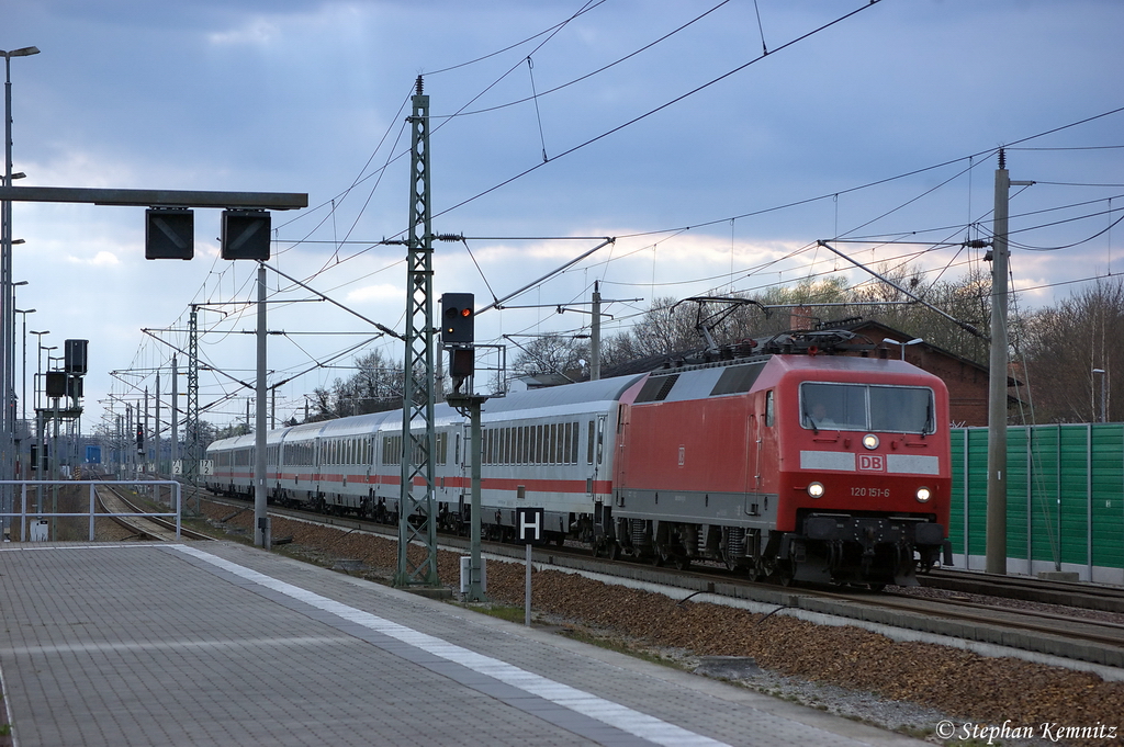 120 151-6 mit dem IC 2810 fr ICE 276 von Karlsruhe nach Berlin Ostbahnhof in Rathenow. 10.04.2012