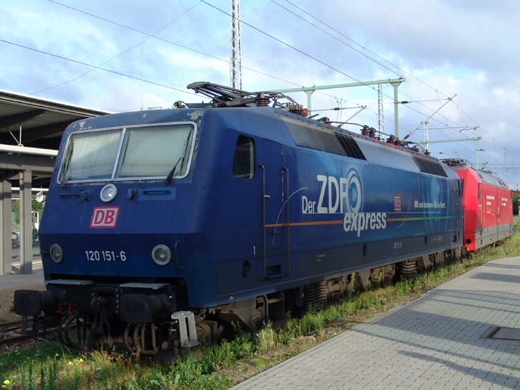 120 151-6 wartet gemeinsam mit 101 112-1 im Rostocker Hbf.auf ihren nchsten Einsatz.Aufgenommen am 13.08.05