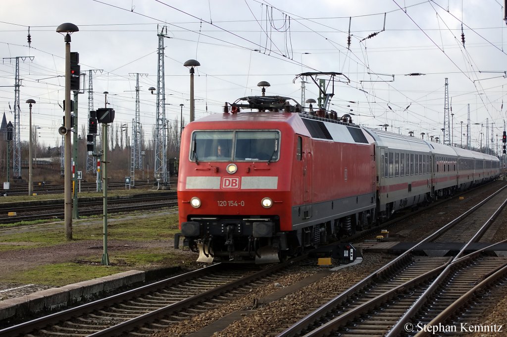 120 154-0 mit dem IC 2388 nach Berlin Sdkreuz in Stendal. 15.01.2011