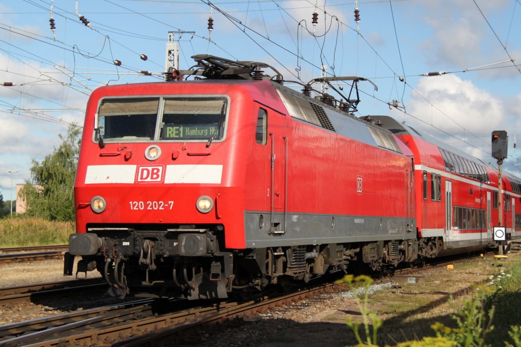 120 202-7 mit dem Hanse-Express von Rostock Hbf nach Hamburg Hbf bei der Ausfahrt im Rostocker Hbf.11.08.2012