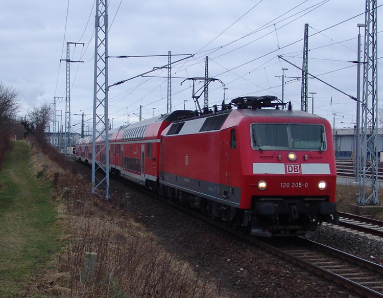 120 205-0 mit RE1 von Rostock Hbf Richtung Hamburg Hbf.bei der Ausfahrt im Rostocker Hbf.(19.02.2011)