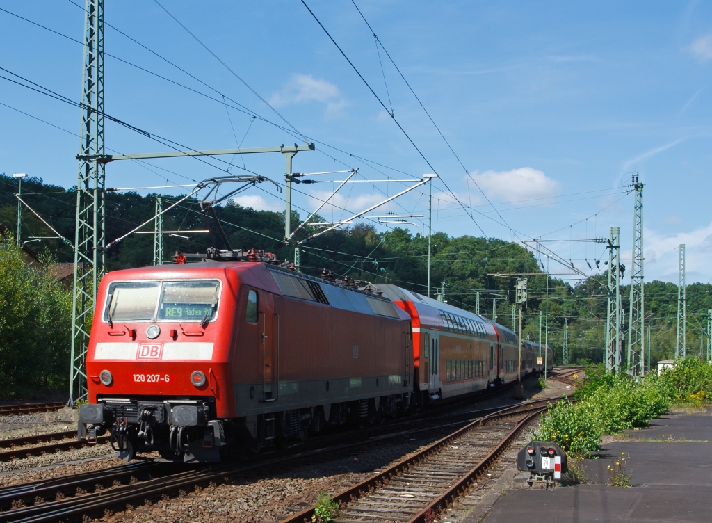 120 207-6 schieb den RE 9 (Rhein-Sieg-Express) am 20.08.2011 vom Bf Betzdorf/Sieg weiter in Richtung Kln. 
Diese 120er sind extra umgebaut worden in (BR 120.2): mit einem Nahverkehrspaket (Zugzielanzeiger, Zugabfertigungssystem, Server u. a.) Insgesamt sind es 8 Maschinen, davon 3 Stck (Ende 2010) mit den neuen Ordnungsnummern 120 206 bis 208 (ehemals 120 136, 139, 117) fr die DB Regio Rheinland. Sie werden fr den Rhein-Sieg-Express eingesetzt.