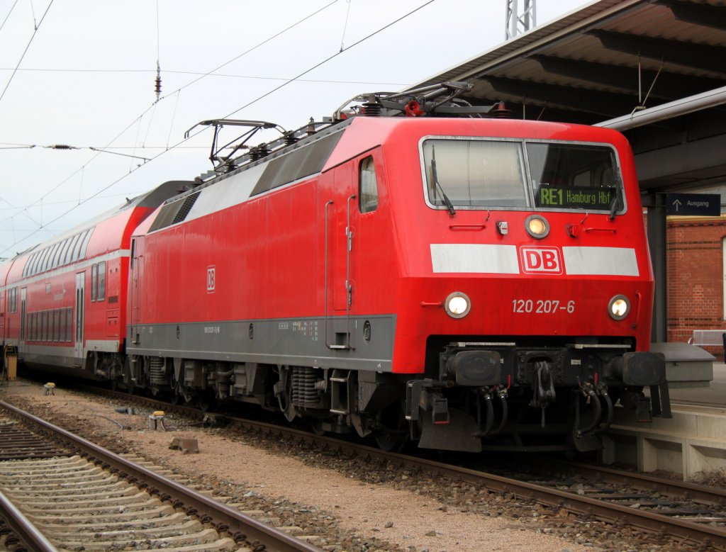 120 207-6(DB-Regio Aachen jetzt DB-Regio Rostock)mit RE1 Rostock-Hamburg kurz vor der Ausfahrt im Rostocker Hbf.24.08.2012