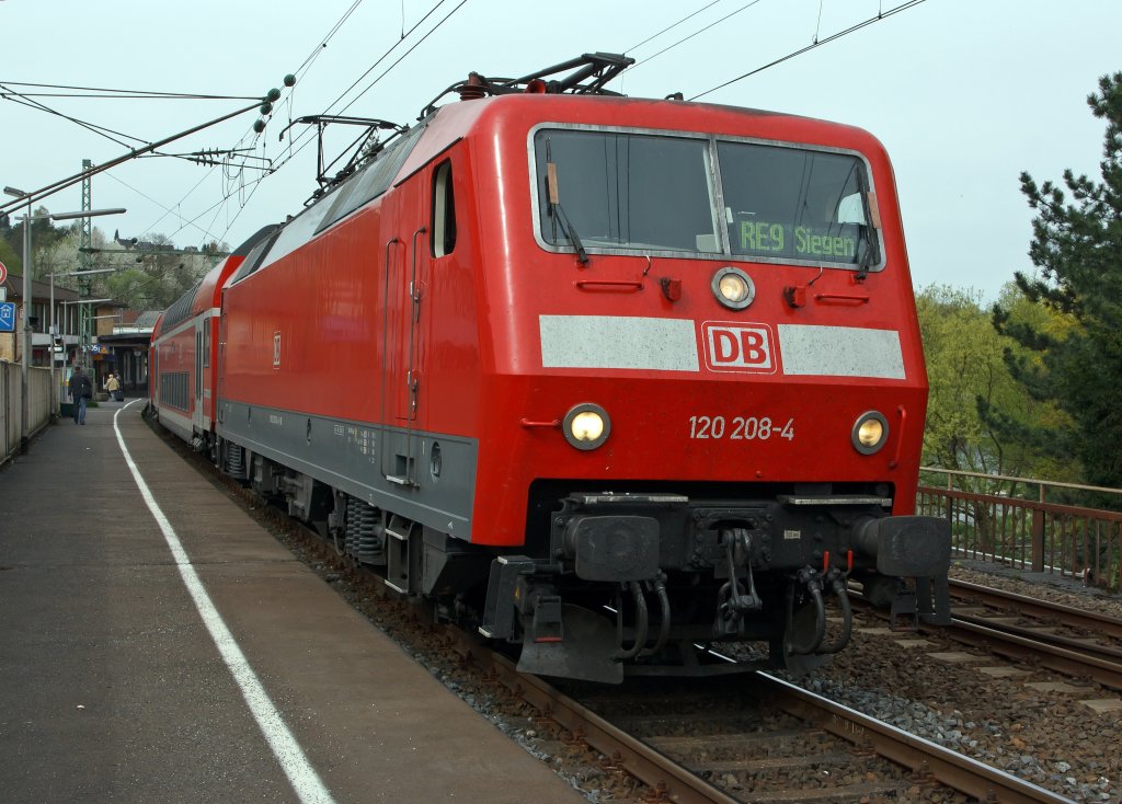 120 208-4 ist am 11.04.2011 mit RE 9 (Rhein-Sieg-Express) nach Siegen in den Bahnhof Betzdorf/Sieg eingefahren.