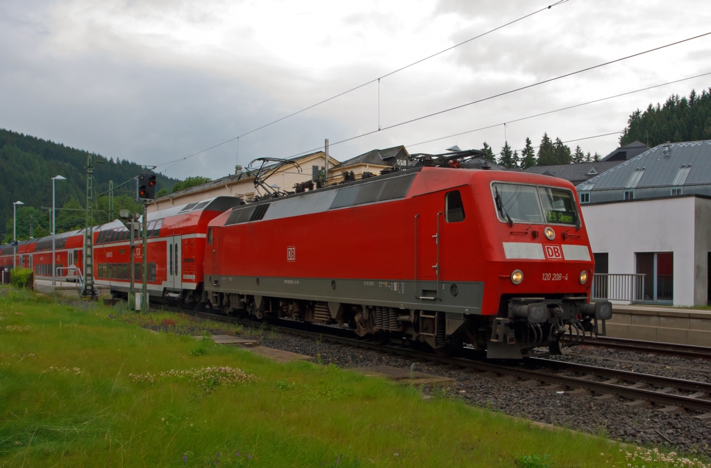 120 208-4 (ex 120 139-1) zieht den RE 9  (rsx - Rhein-Sieg-Express) Aachen - Kln - Siegen vom Bahnhof Kirchen (Sieg) weiter in Richtung Siegen.

Die Baureihe 120.2 bildet mit je fnf neuen Doppelstockwagen jeweils einen Wendezug wegen der erhhten fahrdynamischen Werte (fnf statt bisher vier Wagen) wurden hierfr im Jahre 2007 erstmals fnf Loks dieser Baureihe mit einem Nahverkehrspaket (Zugzielanzeiger, Zugabfertigungssystem, Server u. a.) ausgerstet und in die Baureihe 120.2 mit neuer, fortlaufender Ordnungsnummer (201 bis 205) eingereiht. Mit maximal 160 km/h befahren sie die Strecken.

Ende 2010 wurden weitere drei Maschinen mit den neuen Ordnungsnummern 120 206 bis 208 (ehemals 120 136, 139, 117) an DB Regio Rheinland abgegeben. Sie werden in Nordrhein-Westfalen auf dem Rhein-Sieg-Express eingesetzt, mittlerweile durch DB Regio NRW.
