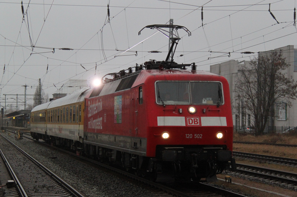 120 502-0 mit Gleismesszug der DB Netz Instandhaltung beim Rangieren im Rostocker Hbf wenig spter ging es nach Stralsund.28.02.2012