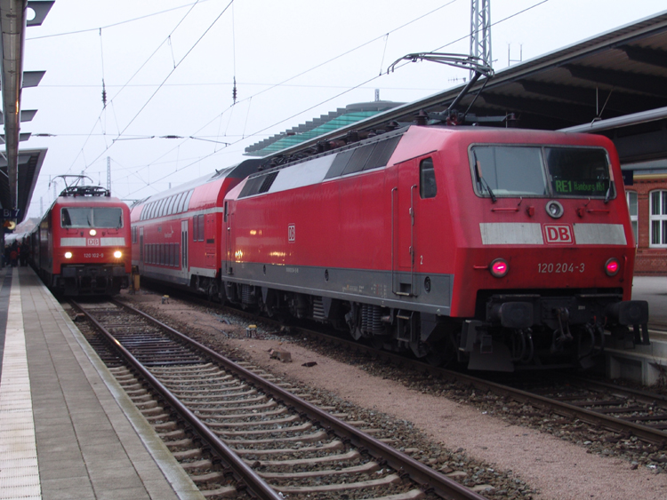 120er Treffen im Rostocker Hbf links steht 120 102-9 mit IC2409
Abfahrt 14:58 nach Kln Hbf und rechts 120 204-3 mit RE 4312 nach Hamburg Hbf.Abfahrt 15:07(23.01.2011)