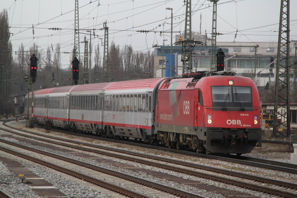 1216 015 mit EC 85 von Mnchen Hbf nach Bologna Centrale bei der Einfahrt in Mnchen Ost am 29.03.2012