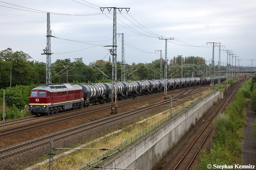 132 158-7 (232 158-8)  Ingrid  LEG - Leipziger Eisenbahnverkehrsgesellschaft mbH mit einem Kesselzug  Dieselkraftstoff oder Gasl oder Heizl (leicht)  in Stendal Ortsteil Wahrburg und fuhr in Richtung Wittenberge weiter. 07.09.2012