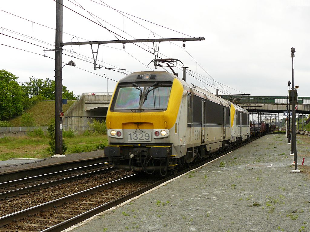 1329 mit Schwesterlok. Antwerpen Noorderdokken 10-05-2013.

1329 en zusterloc met goederentrein. Antwerpen Noorderdokken 10-05-2013.