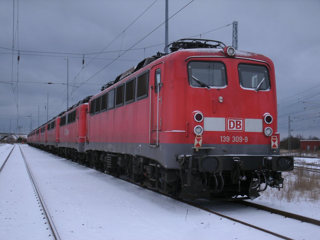139 309-9 wird die n�chste Zeit(wahrscheinlich bis zum Verschrottungstermin)in Mukran bleiben.Aufgenommen am 20.Januar 2013.