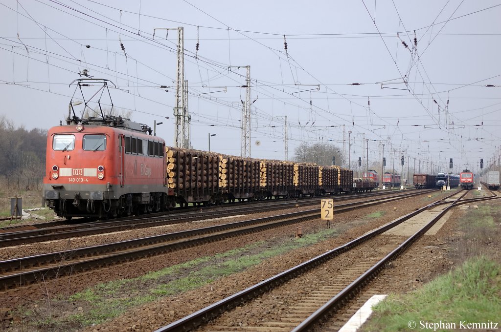 140 013-4 mit kleinen gemischten Gterzug in Priort in Richtung Marquardt unterwegs. 05.04.2011