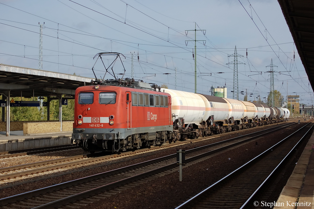 140 432-6 DB Schenker Rail Deutschland AG mit einem Kesselzug in Berlin-Sch�nefeld Flughafen Richtung Genshagener Heide unterwegs. 19.10.2011