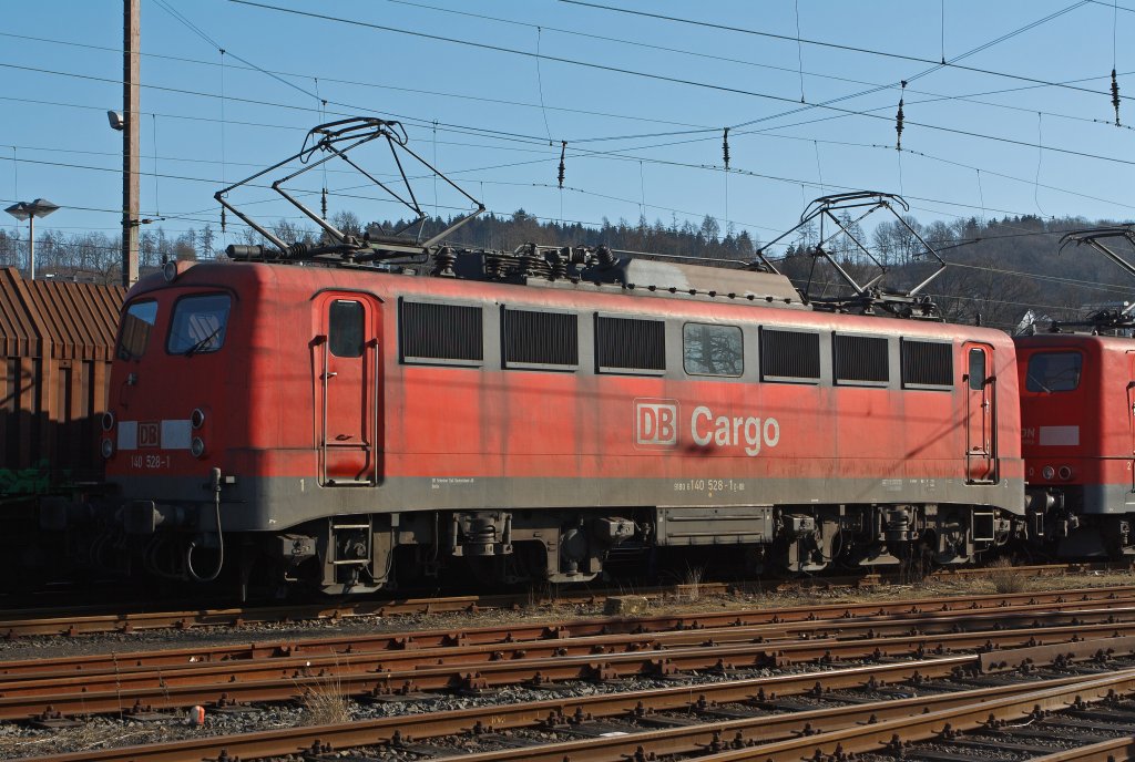 140 528-1 der DB Schenker Rail am 11.02.2011 abgestellt in Kreuztal. Bei den niedrigen Temperaturen werden die Loks aufgebgelt abgestellt, um sie auf Betriebstemperatur zu halten.