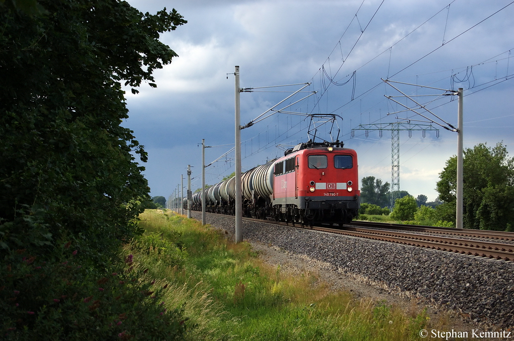 140 790-7 mit einem Dieselkraftstoff oder Gasl oder Heizl (leicht) Kesselzug in Vietznitz in Richtung Paulinenaue unterwegs. 24.06.2011