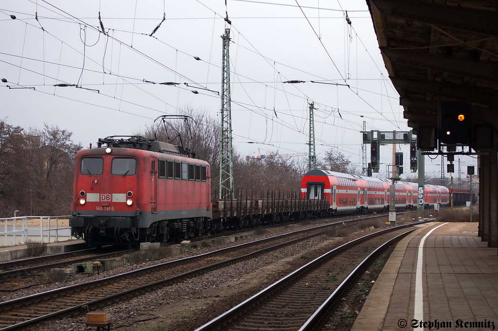 140 791-5 �berf�hrt eine Doppelstockgarnitur der Israel Railways (IR) und durch f�hrt den Haltepunkt Magdeburg-Neustadt. Es handelt sich um f�nf Mittelwagen mit den Nummern 2107, 2234, 2235, 2236 und 2237 und einem Steuerwagen mit der Nummer 2007. Laut dem Raster sind diese Wagen f�r 140 ausgelegt, aber ob das auch f�r Israel gilt oder nur f�r Europa das wei� ich nicht. 11.01.2012