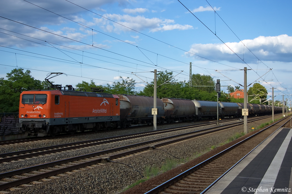 143 001  White Lady  ArcelorMittal Eisenh�ttenstadt Transport GmbH mit einem Kesselzug  Kohlenstaub , bei der Einfahrt in Nennhausen. 10.06.2012