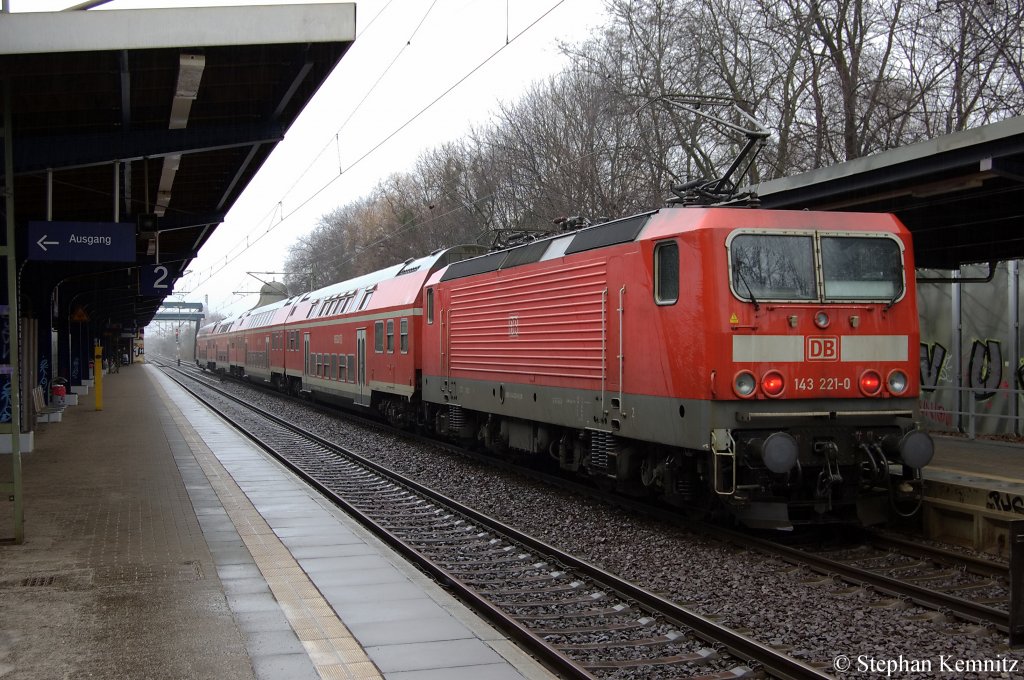 143 221-0 mit der RB21 (RB 18662) nach Wustermark in Potsdam Charlottenhof. 14.01.2011