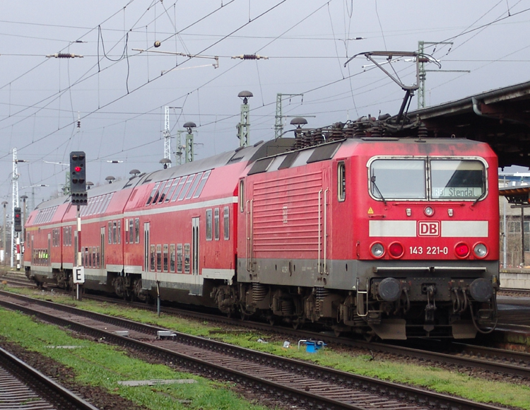 143 221-0 mit einer Regionalbahn von Magdeburg Hbf Richtung Stendal kurz nach der Ankunft im Bahnhof Stendal.(21.03.08)