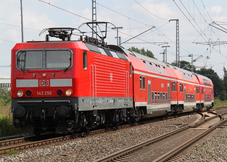 143 250-9 mit S-1 von Rostock Hbf nach Warnemnde kurz vor der Einfahrt im Bahnhof Rostock-Bramow.(23.06.2011)