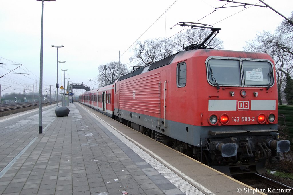 143 588-2 mit der RB 13 nach Berlin Hbf(tief) in Wustermark. 11.01.2011