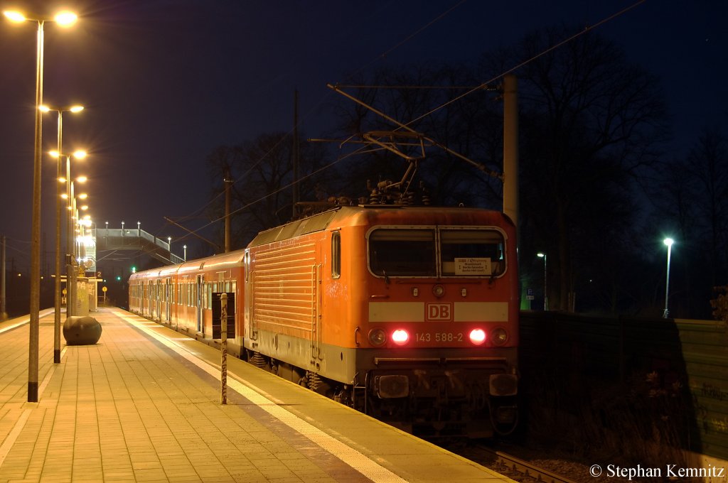 143 588-2 mit der RB13 (RB 28866) nach Berlin Hbf(tief) in Wustermark. 17.01.2011