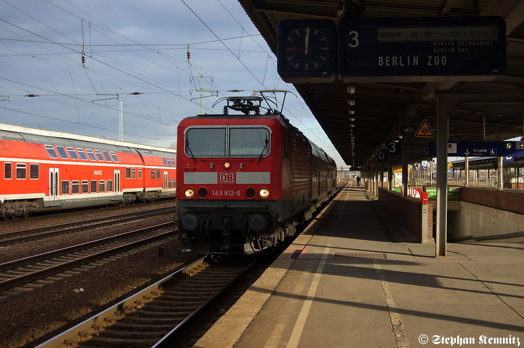 143 812-6 mit der RB22 (RB 28815) von Berlin-Schnefeld Flughafen nach Potsdam Griebnitzsee in Berlin-Schnefeld Flughafen. 20.12.2011