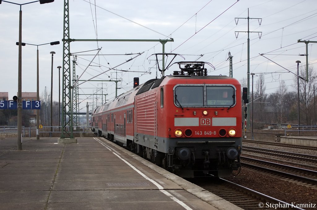 143 849-8 mit dem RE7 (RE 18723) nach Dessau in Berlin Schnefeld Flughafen. 10.02.2011