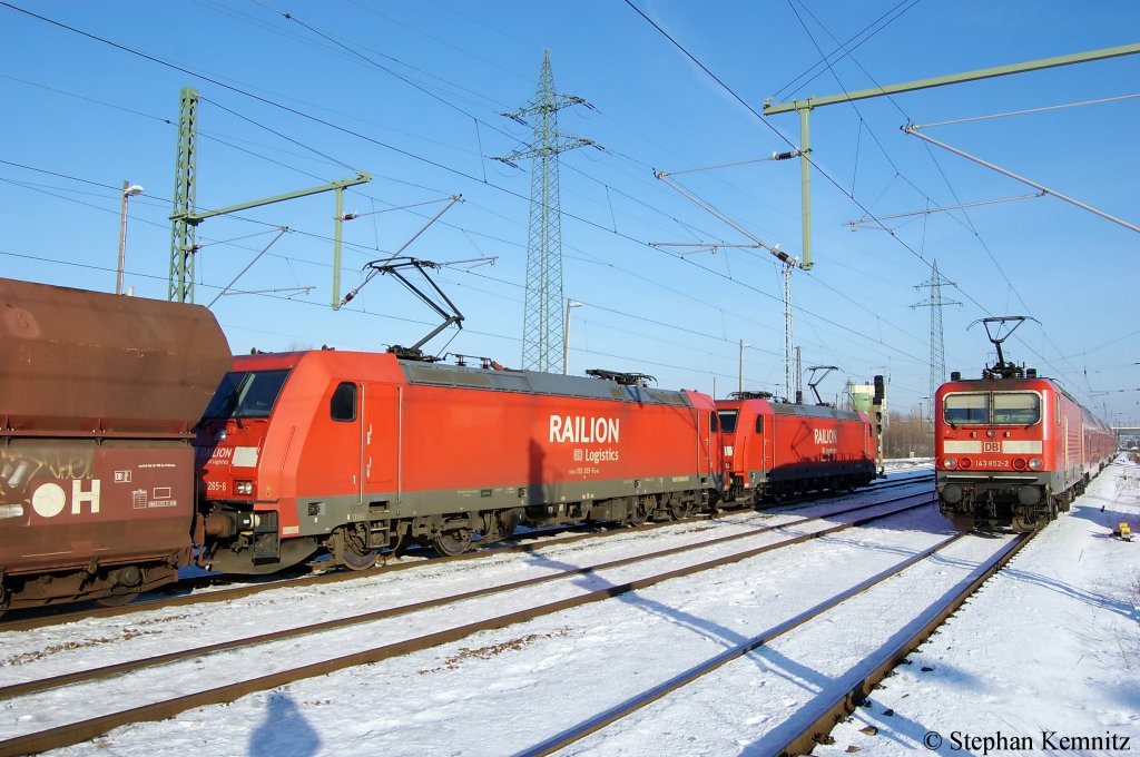 143 852-2 mit dem RE7 (RE 18719) nach Dessau Hbf und das 185er-Doppel 185 297-9 und 185 265-6 stehen mit einem Falns Gterzug seid fast 90min in Berlin Schnefeld Flughafen. 05.01.2011